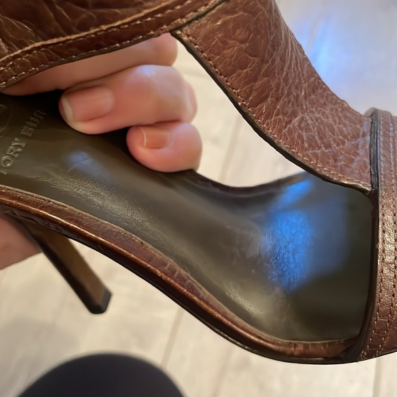 TORY BURCH Teagan Stingray Brown Leather Caged T Strap Sandals Heels Sz 6.5 - Picture 12 of 12